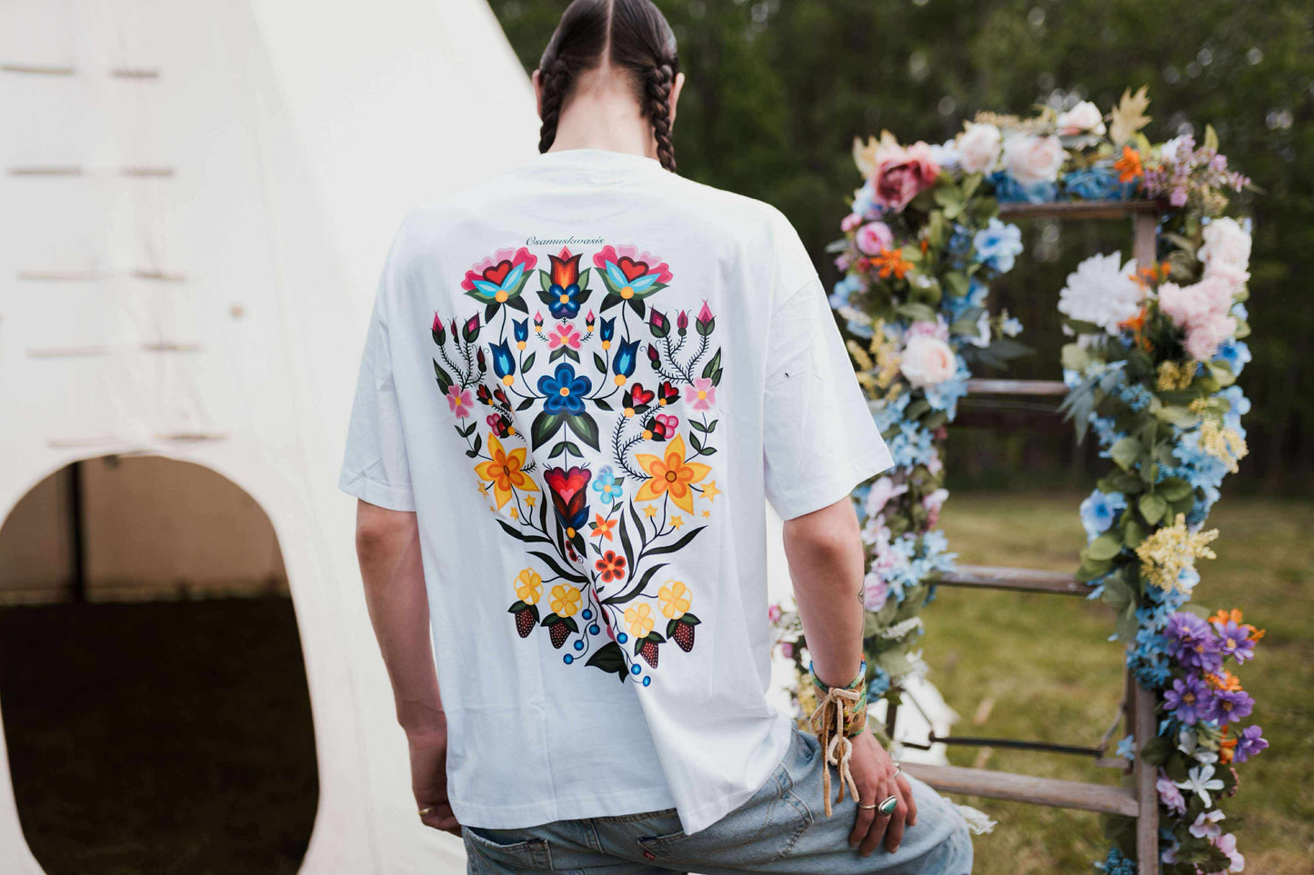 White sâkipâkaw Tee