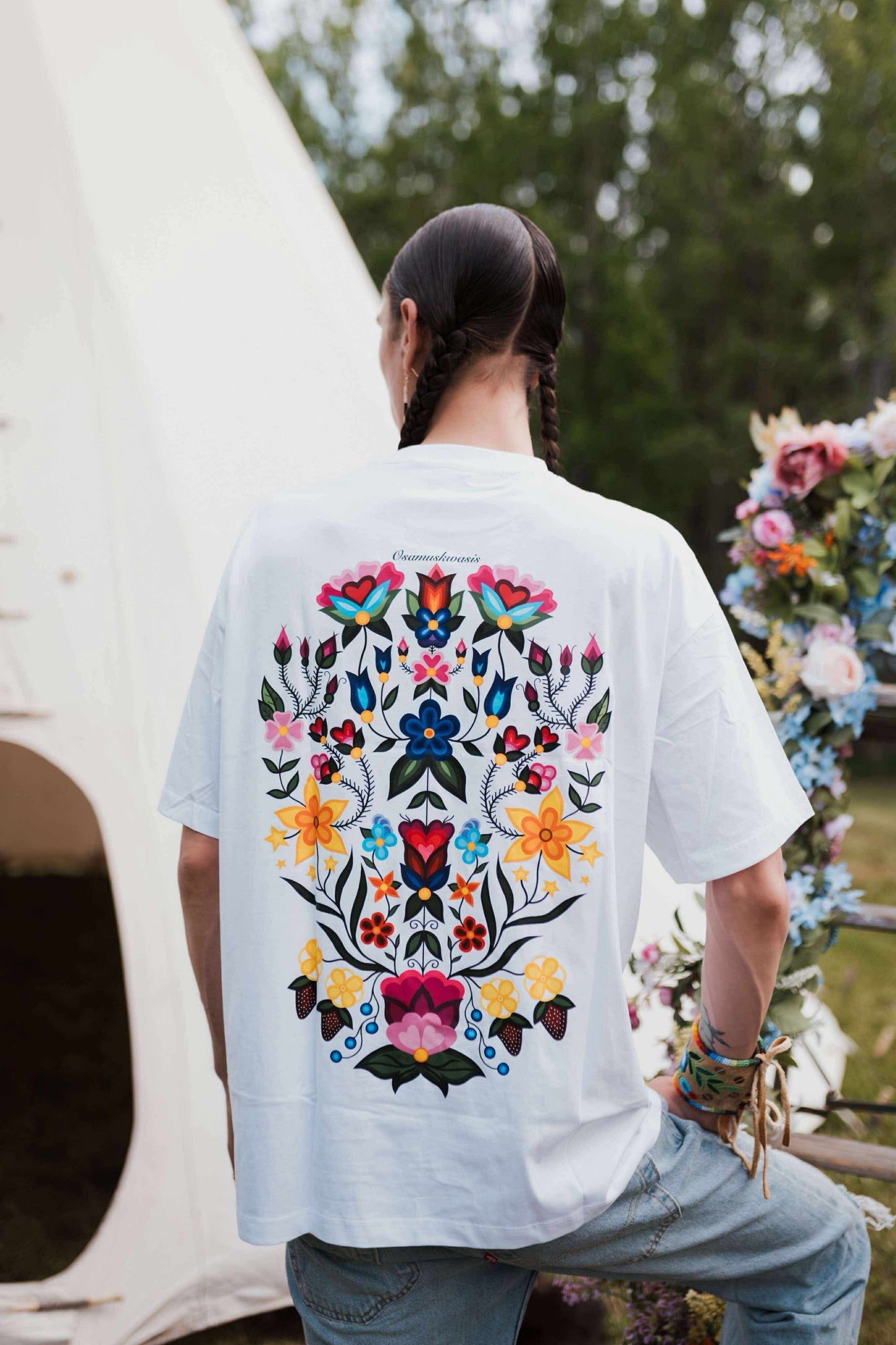 White sâkipâkaw Tee