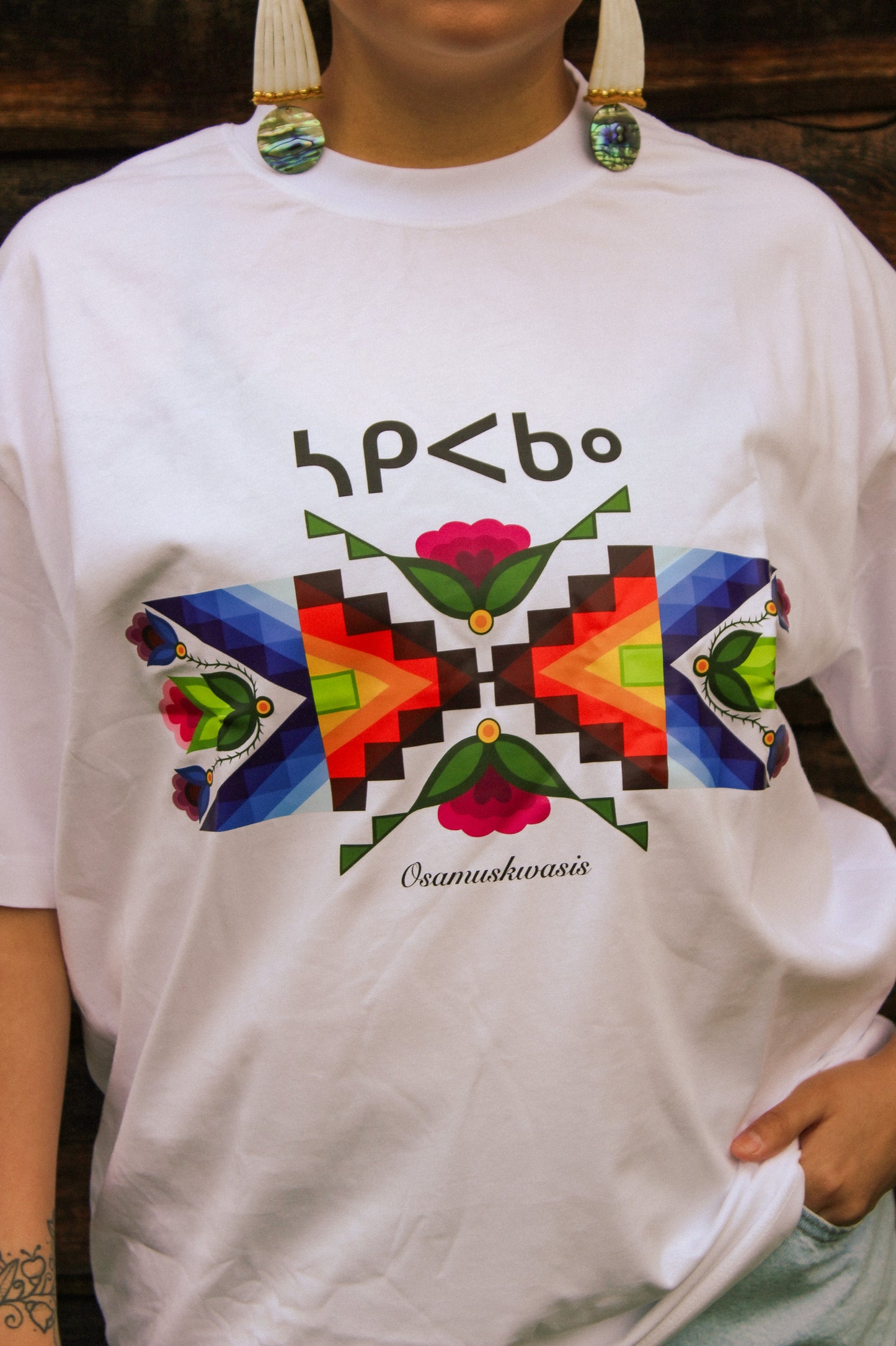 White sâkipâkaw Tee