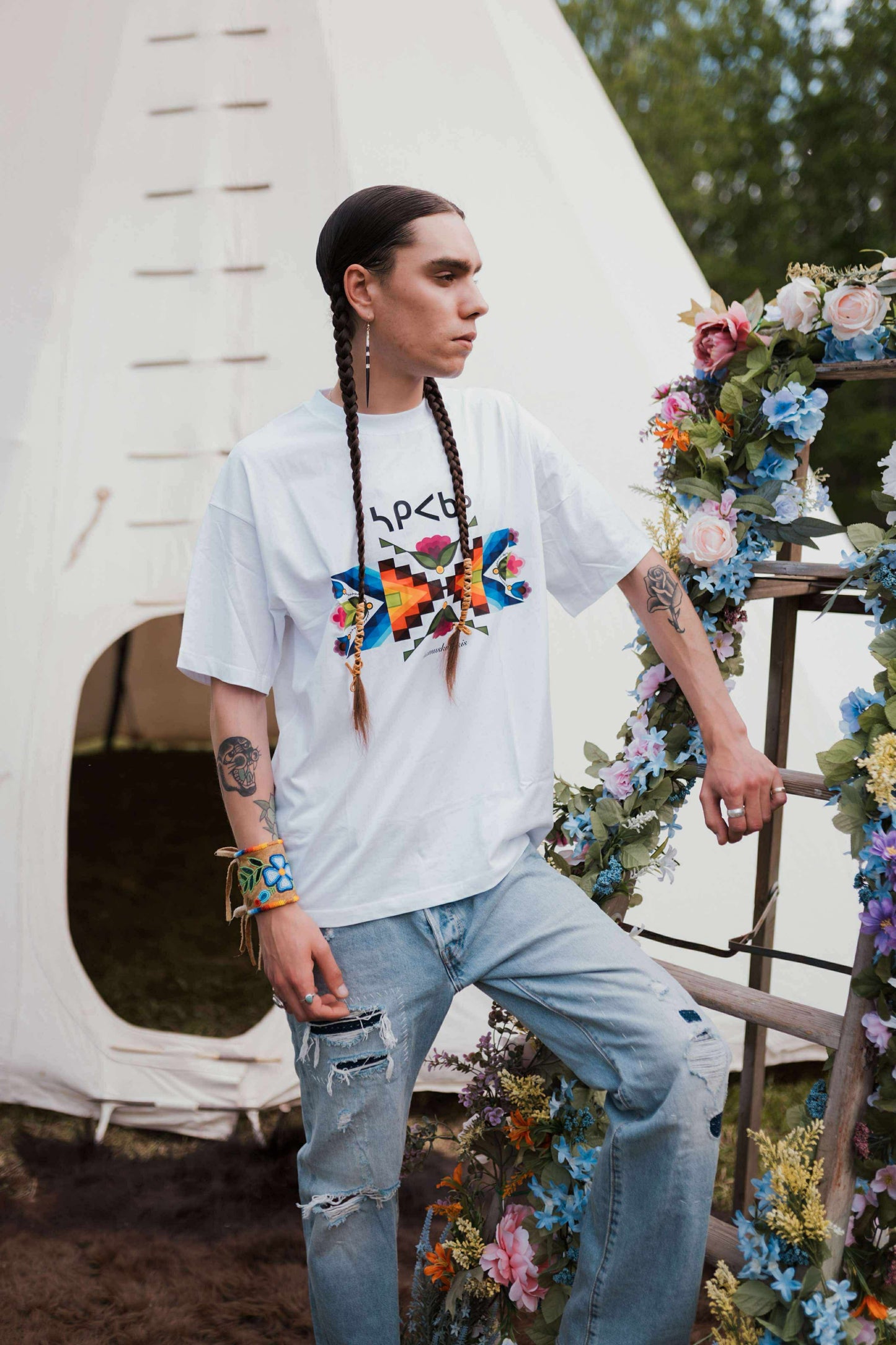 White sâkipâkaw Tee