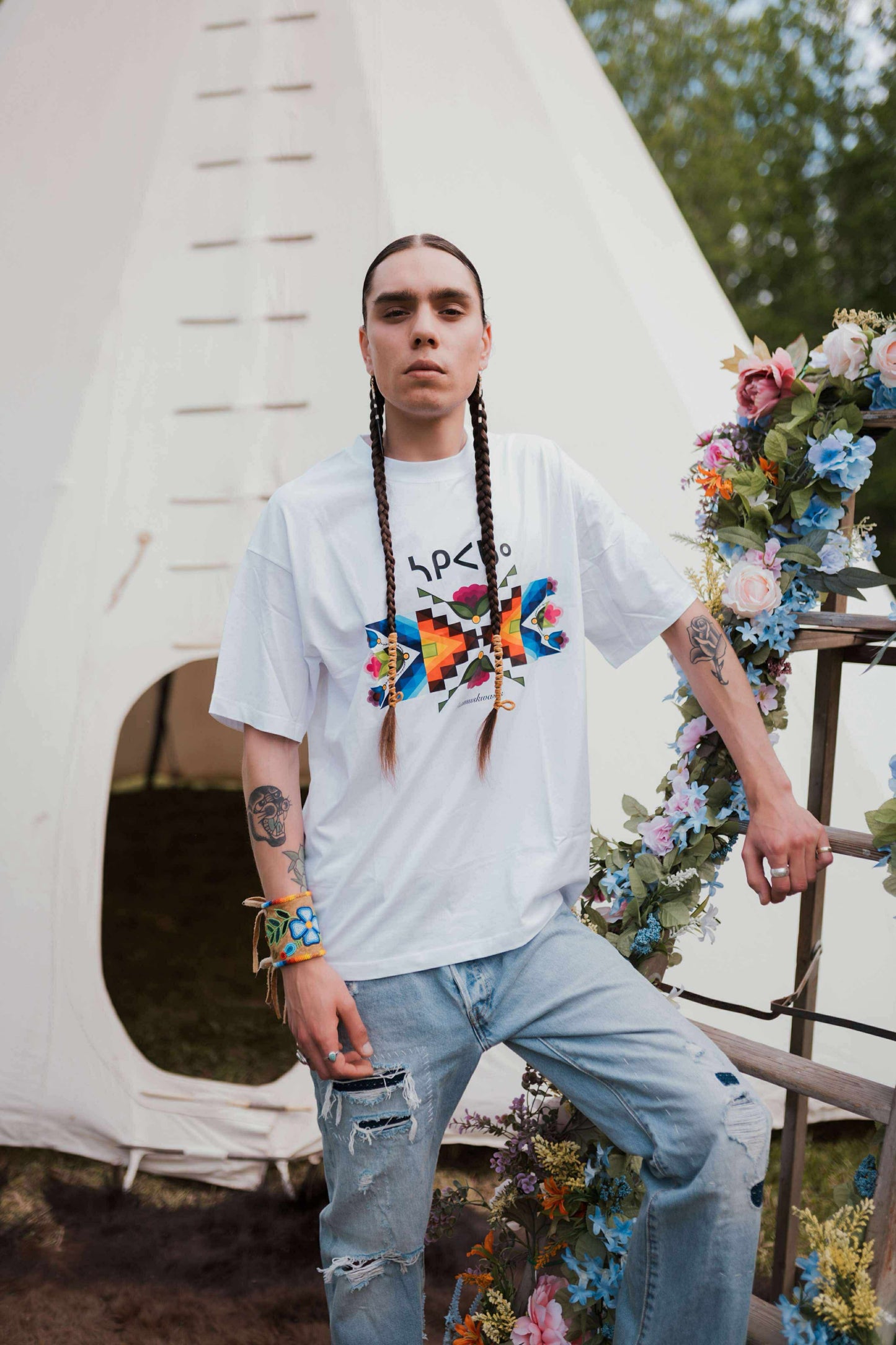 White sâkipâkaw Tee